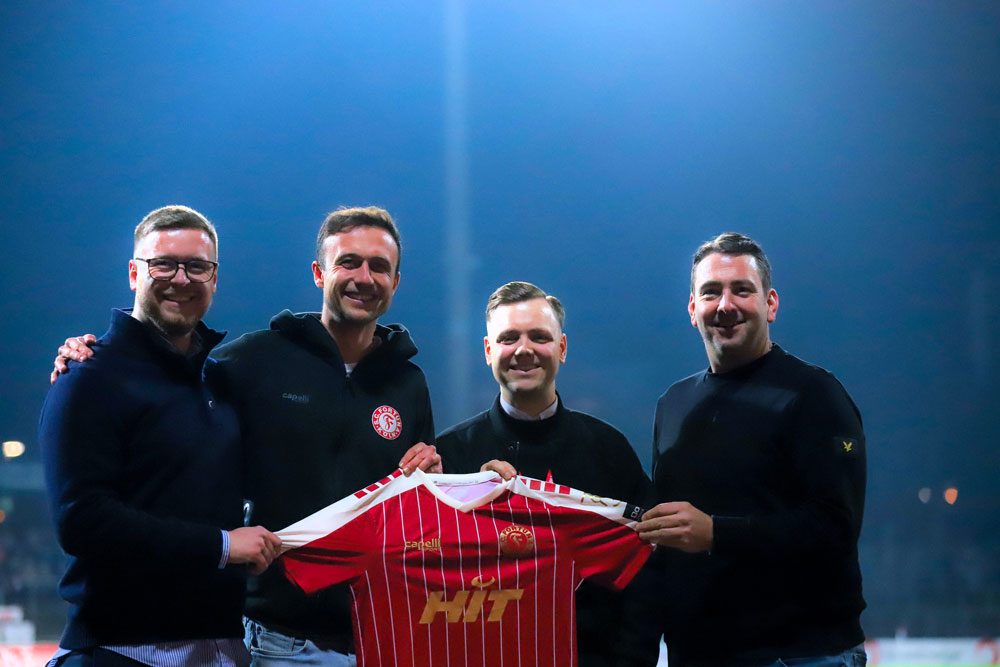 Vertreter von Fortuna Köln und all about sports mit einem Trikot im Südstadion