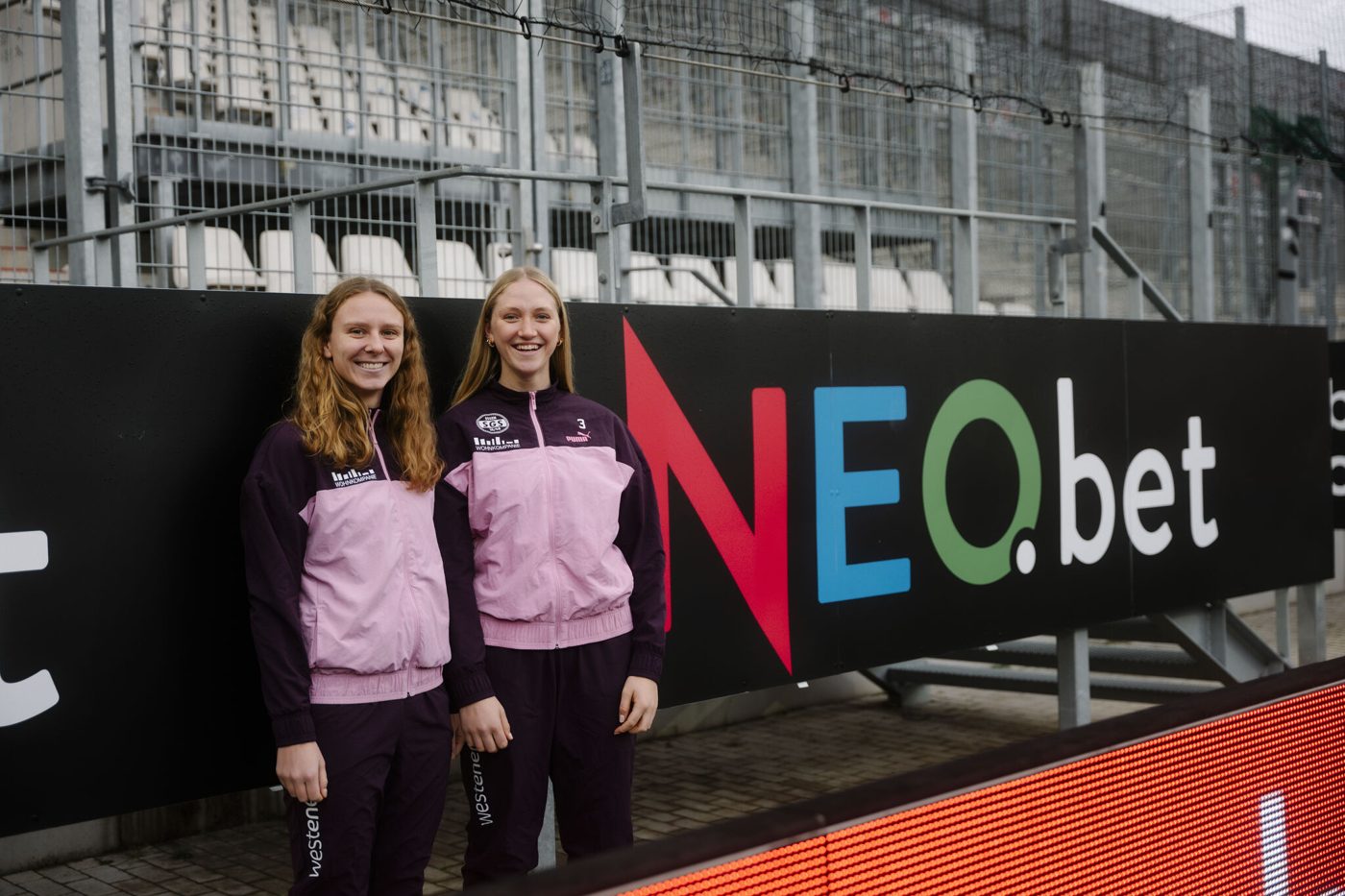 Spielerinnen der SGS Essen vor einer NEO.bet-Bande