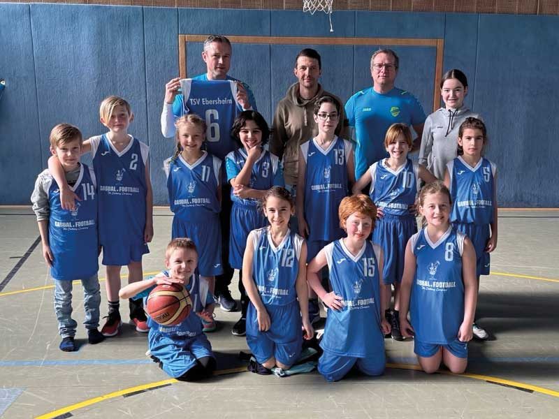 Die U10-Basketballmannschaft des TSV Ebersheim in neuen Trikots