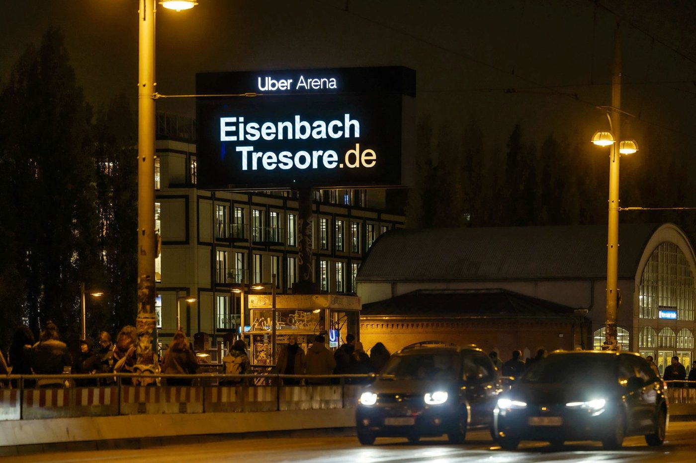 Digitale Werbefläche an der Uber Arena Berlin mit dem Motiv von Eisenbach Tresore