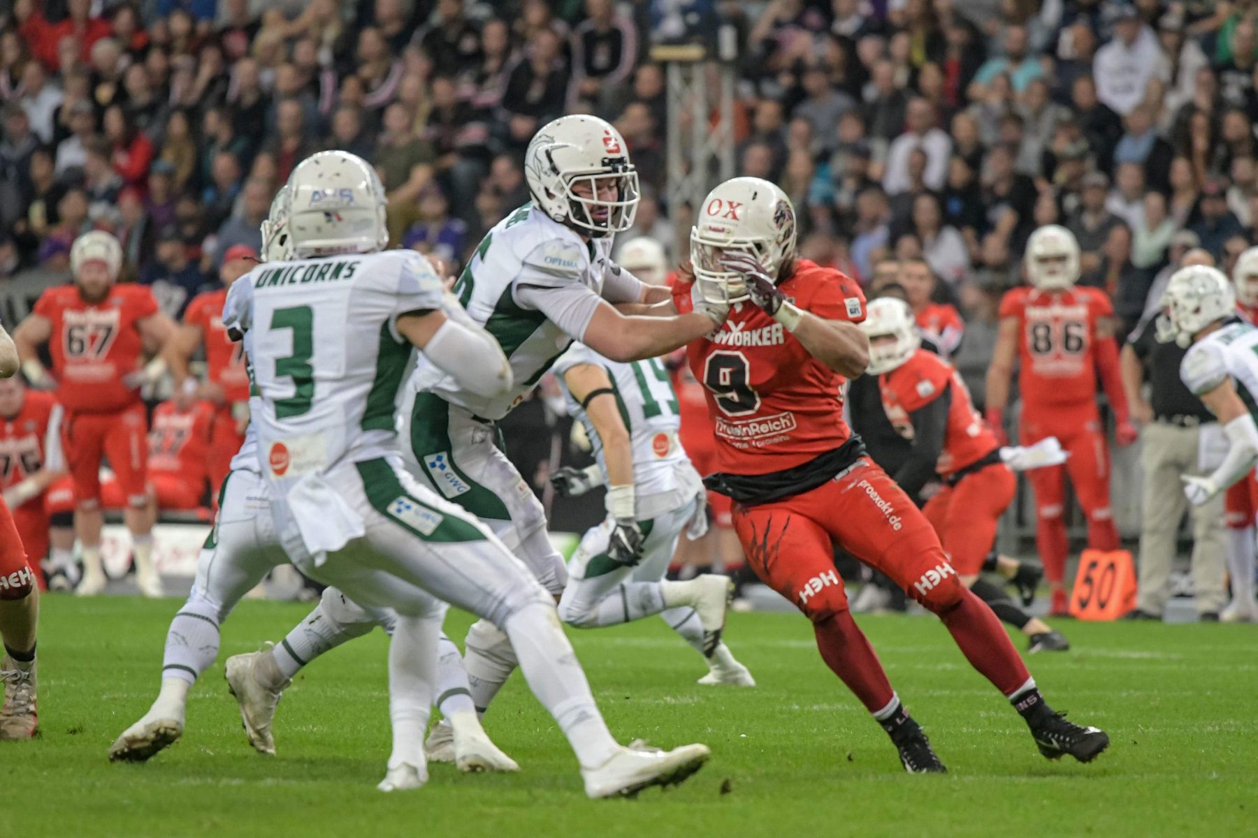 American-Football-Spielszene vor vollen Rängen